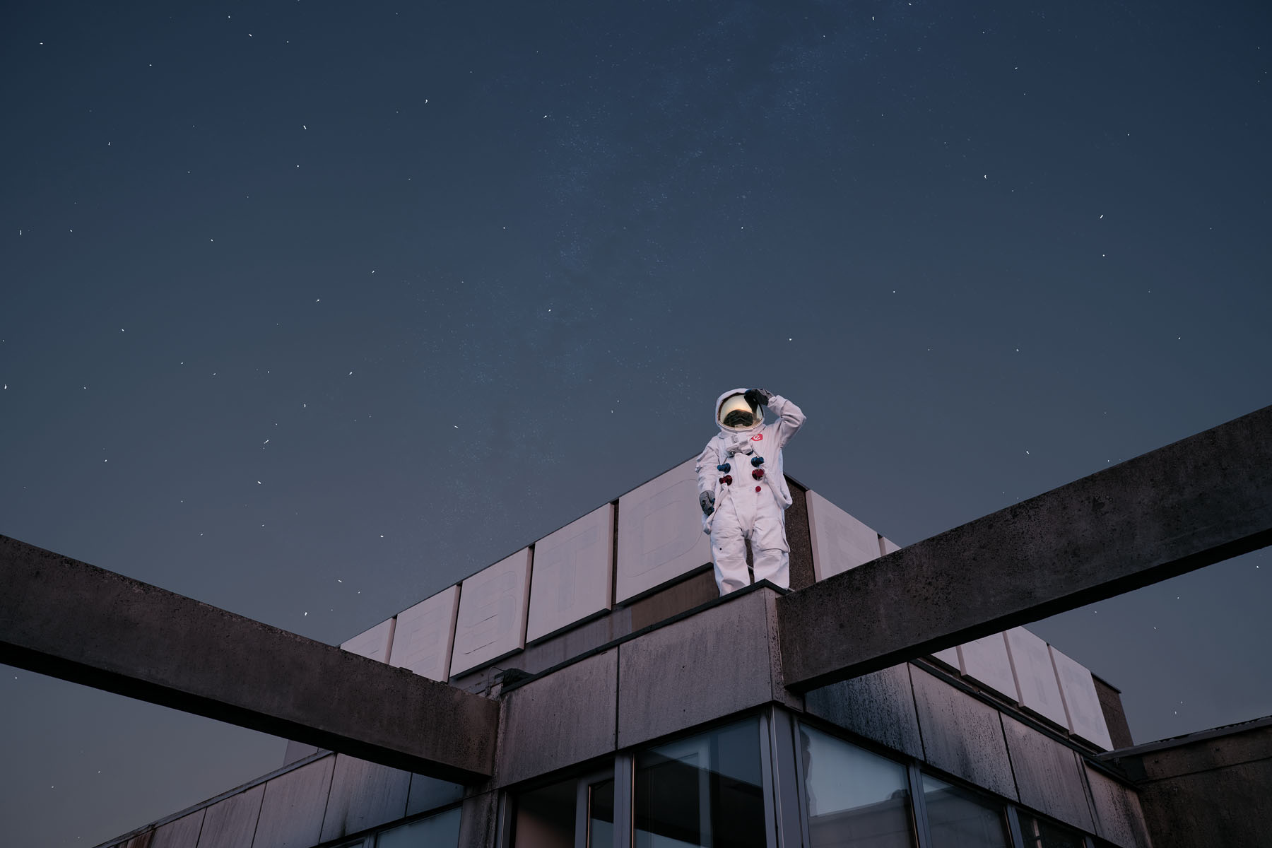 Astronaut epunkt auf Gebäude stehend