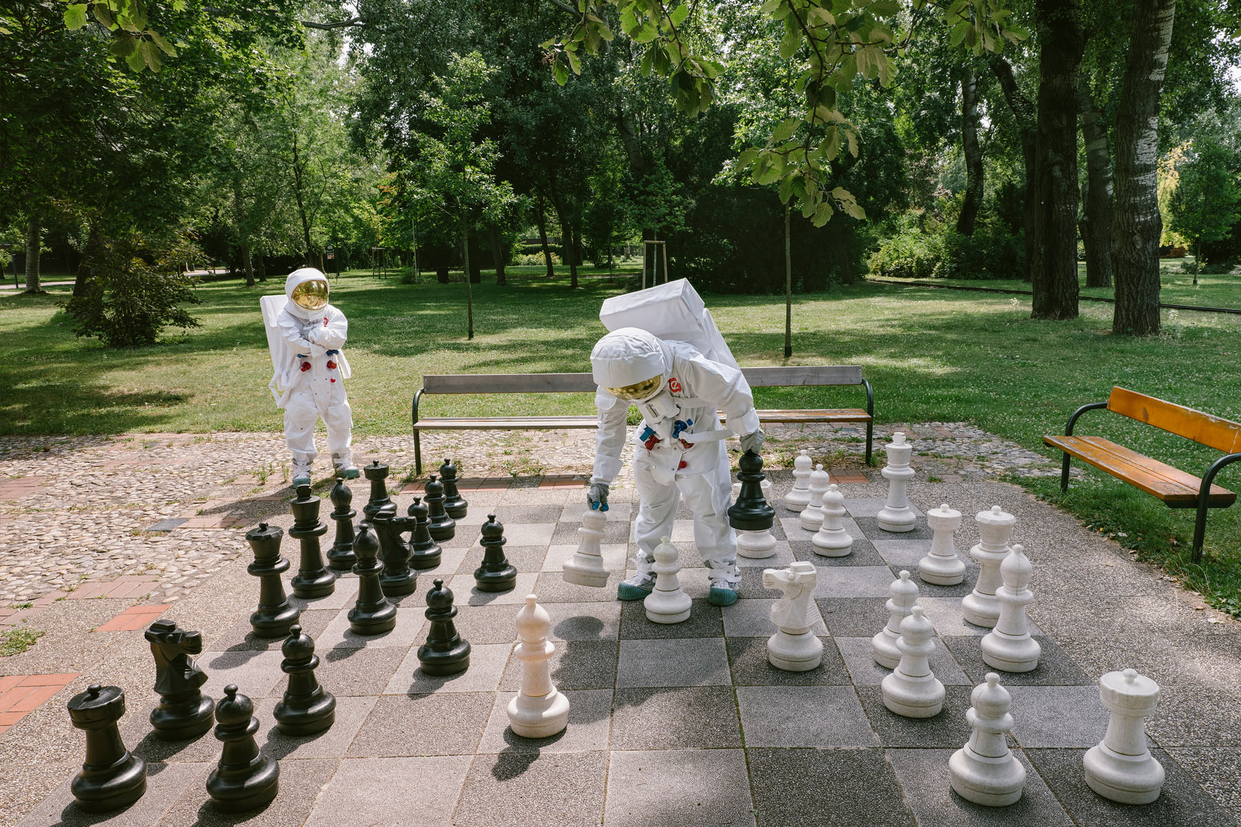 epunkt Astronaut beim Outdoor Schachspiel