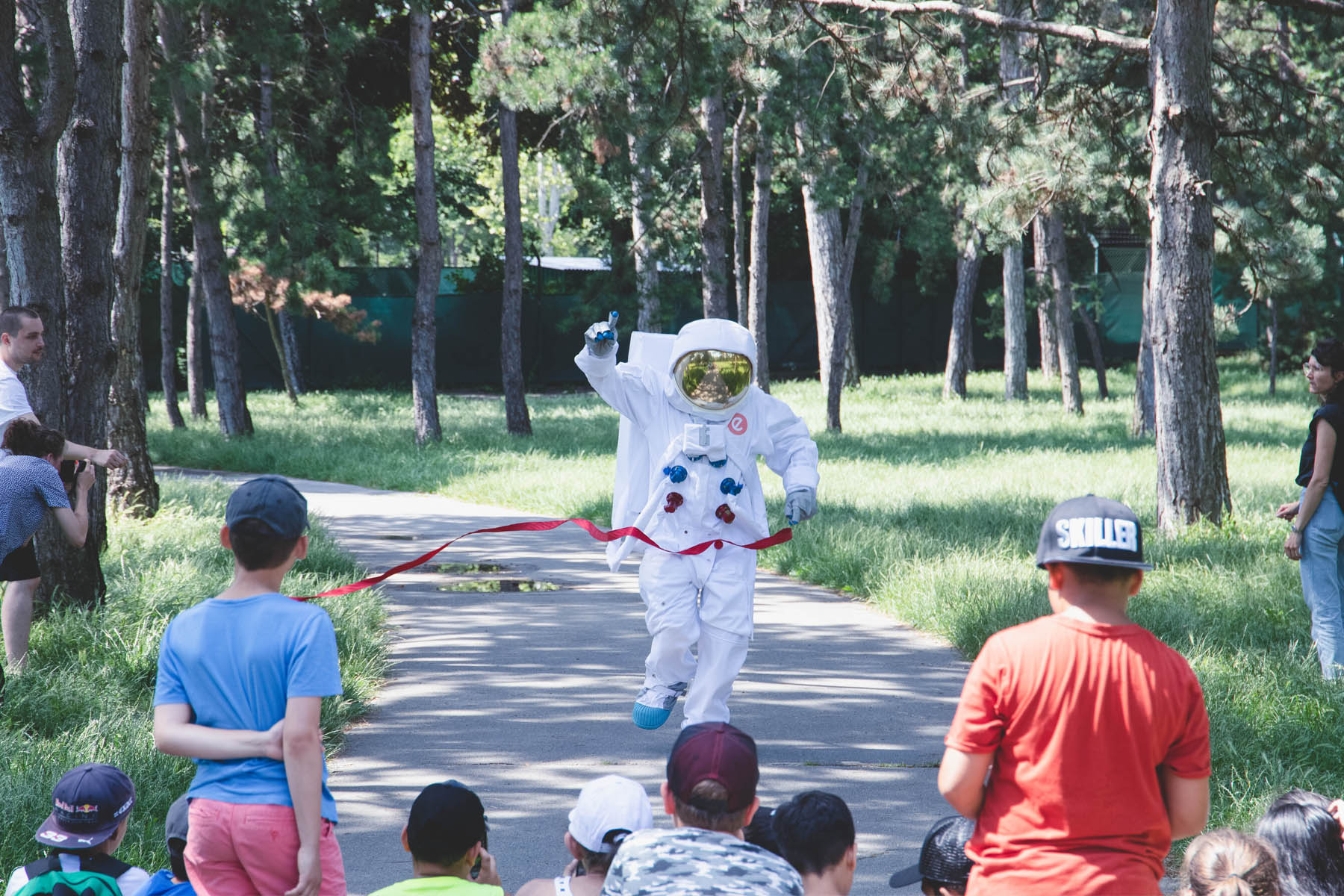 epunkt Astronaut läuft auf Kinder- und Jugendgruppe zu