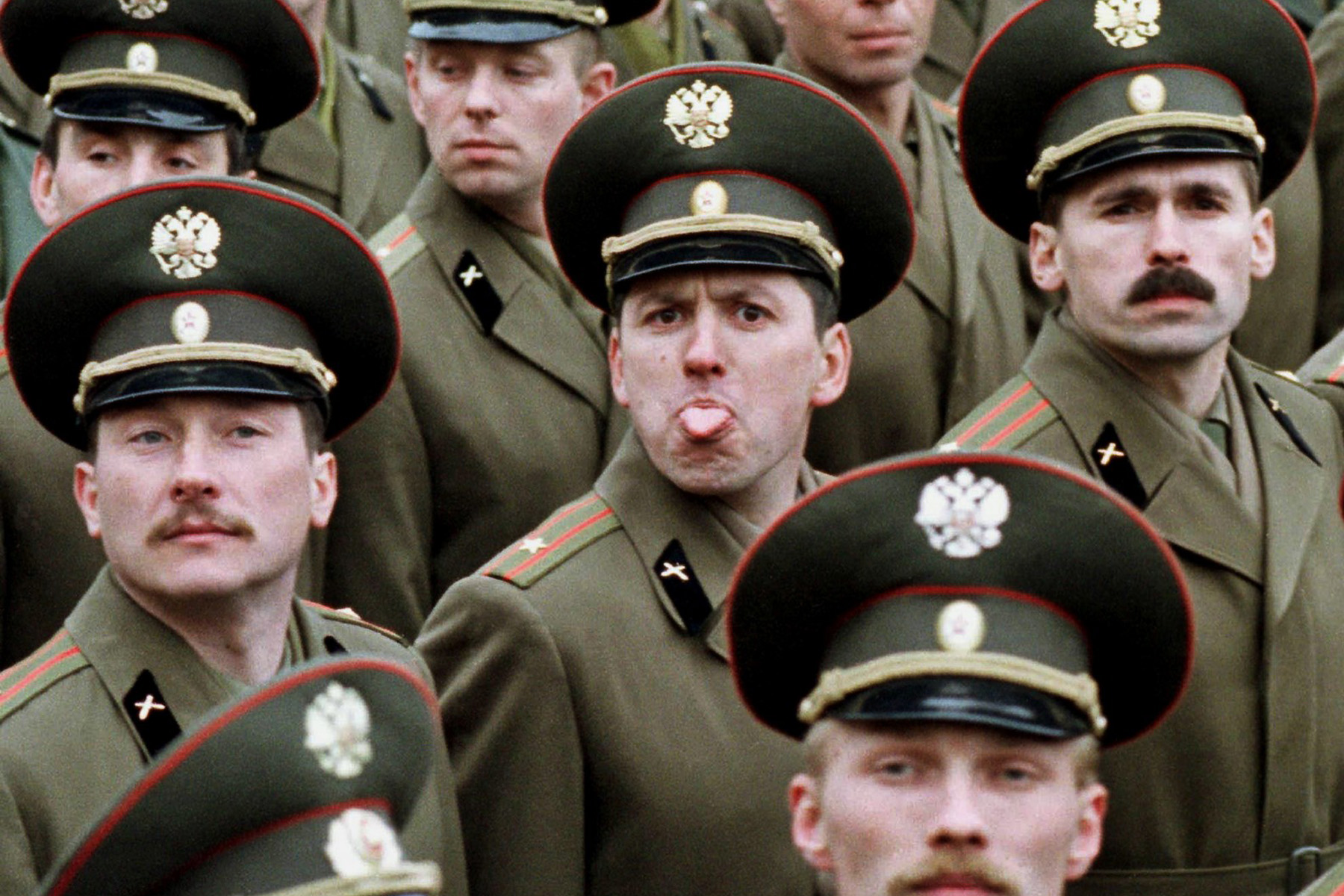 Soldat in Uniform zeigt Zunge in die Kamera