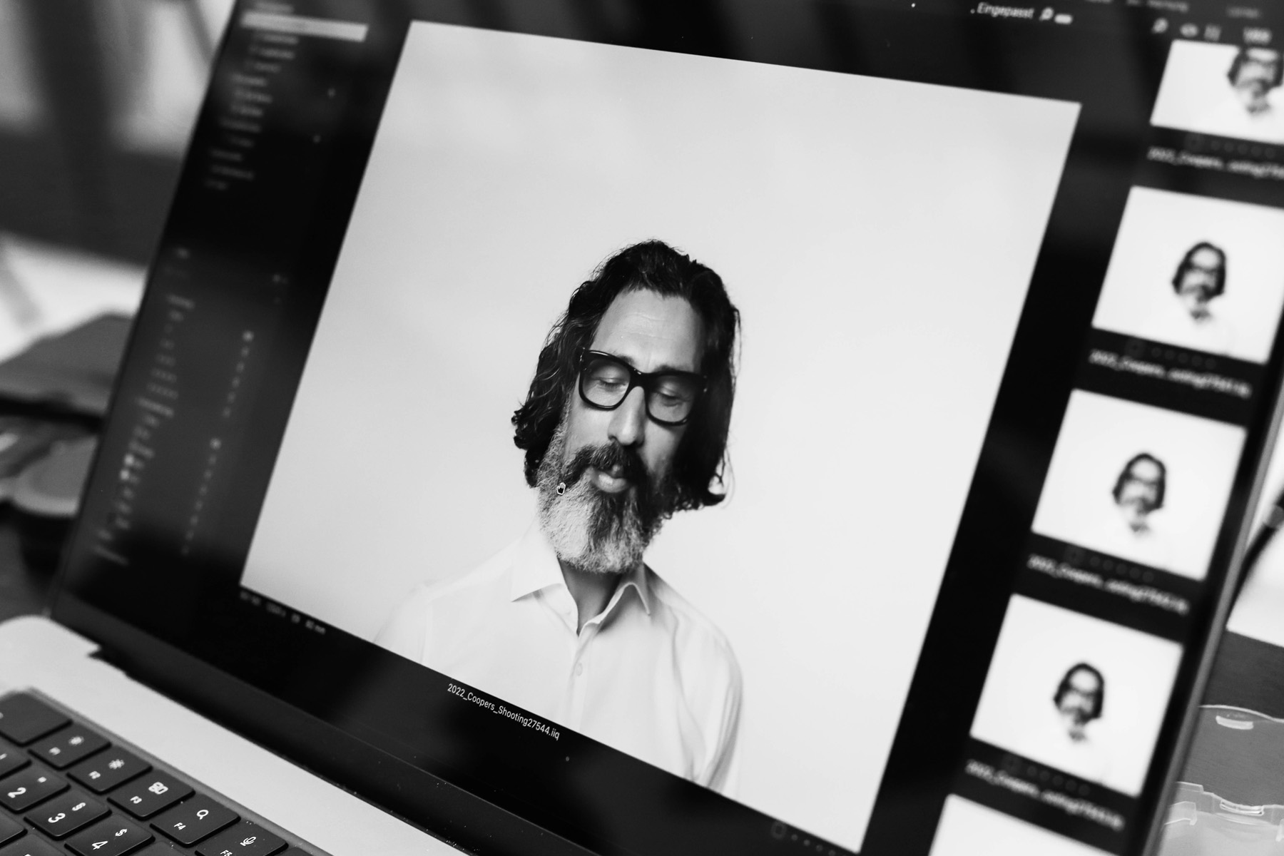 Screen mit Bildvorschau der Bilder eines Mannes mit mittellangen dunklen Haaren, grauem Bart und Brille vor weißer Leinwand